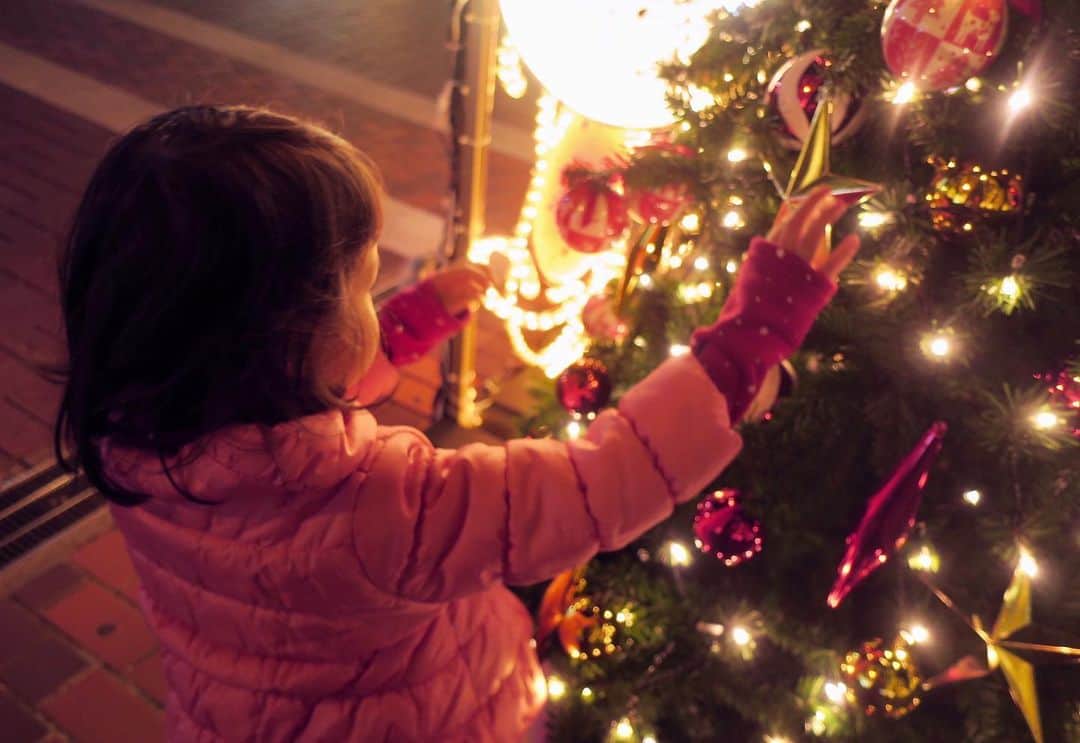歩りえこさんのインスタグラム写真 - (歩りえこInstagram)「2019年も子供たちとクリスマスイルミネーションを観に行きました🎄﻿ ﻿ 3人で過ごすクリスマスは今年で3回目﻿ ﻿ 4歳になったお姉ちゃんはバレエも習い始めて、最近はぐんぐん背が伸びました﻿ ﻿ 弟くんもたくさん食べてわんぱく盛りな3歳です♪﻿ ﻿ #2019﻿ #クリスマス﻿ #イルミネーション﻿ #バレエ」1月3日 19時55分 - riekoayumi