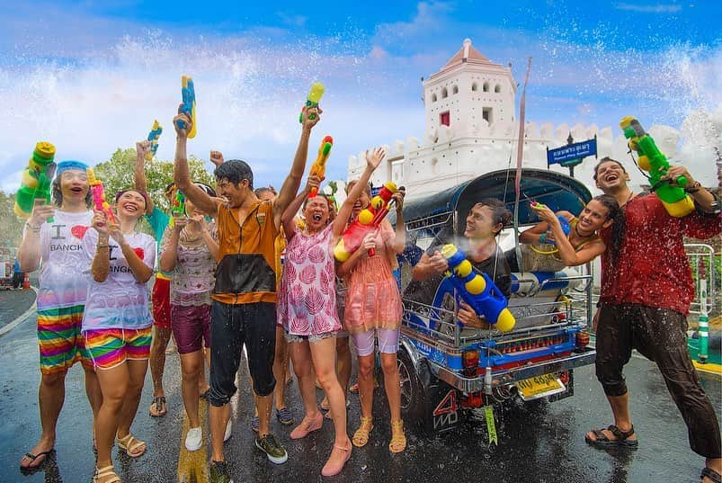 タイ国政府観光庁さんのインスタグラム写真 - (タイ国政府観光庁Instagram)「お祭りに合わせてタイを旅しよう🎭!!﻿ ﻿ 豊かな自然に恵まれ、独自の文化を育んできたタイでは、宗教や農耕に関する儀式を行う お祭りが、各地で開催されています🙏✨﻿ ﻿ 今年は、タイのお祭りに参加するディープな旅を楽しんでみませんか❓﻿ ﻿  事前にスケジュールをチェックして、旅の計画を立ててみてくださいね☺ 💕﻿ ﻿ 🔗詳しくはプロフィールのリンクから@AmazingThailandJP ﻿ 🔎タイを知る➡ 祝日・行事﻿ ﻿ #タイ #タイ祭り  #水掛祭り #ソンクラーン #ピーターコーン #ロイクラトン #こんなタイ知らなかった #タイを知りつくす #タイ旅行 #旅好きな人と繋がりた い #旅行好きな人と繋がりたい #お正月  #海外旅行 #年末年始旅行 #年末年始 #旅行 #東南アジア #thailand  #thaifestival #songkran #phitakhon #loikrathong #amazingthailand #thailandtravel #thailandtrip #thai #thaistagram #lovethailand #thainess﻿」1月3日 20時06分 - amazingthailandjp