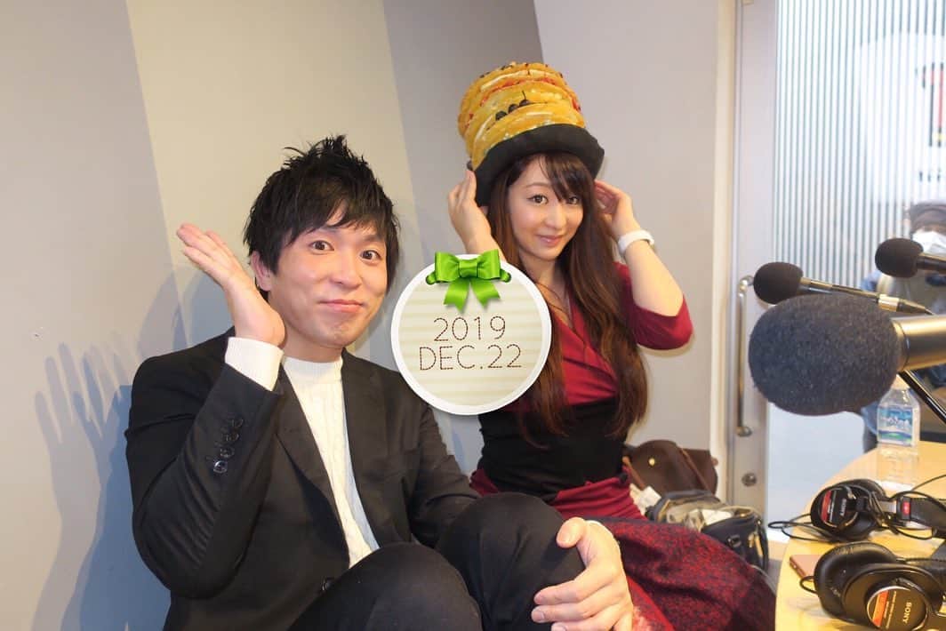 歩りえこさんのインスタグラム写真 - (歩りえこInstagram)「12/22の【渋谷のラジオ】はスイーツ芸人のスイーツなかのさんをゲストにお迎えしました！﻿ ﻿ スイーツなかのさんがいつも被っているパンケーキの帽子はなんとオーダーメイドで15万円びっくり﻿ ﻿ ずっしり重かったです♪﻿ ﻿ 芸人を目指すきっかけ﻿ ﻿ スイーツにまつわるお仕事について﻿ ﻿ おすすめスイーツ﻿ ﻿ 渋谷のおすすめチョコレート屋さんなど﻿ ﻿ たくさんお話しを伺いました♪﻿ ﻿ 差し入れする相手別のおすすめのスイーツ、手土産などについても伺いましたよ^_^﻿ ﻿ #渋谷のラジオ﻿ #スイーツなかの﻿ #スイーツ﻿ #手土産﻿ ﻿」1月3日 19時59分 - riekoayumi