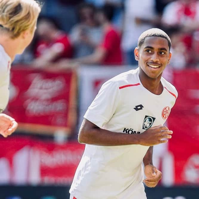 1.FSVマインツ05さんのインスタグラム写真 - (1.FSVマインツ05Instagram)「Happy Birthday, @barreiro.martins 🎂 #Mainz05 wünscht dir alles Liebe zum 20. Geburtstag! 🥳」1月3日 19時59分 - 1fsvmainz05