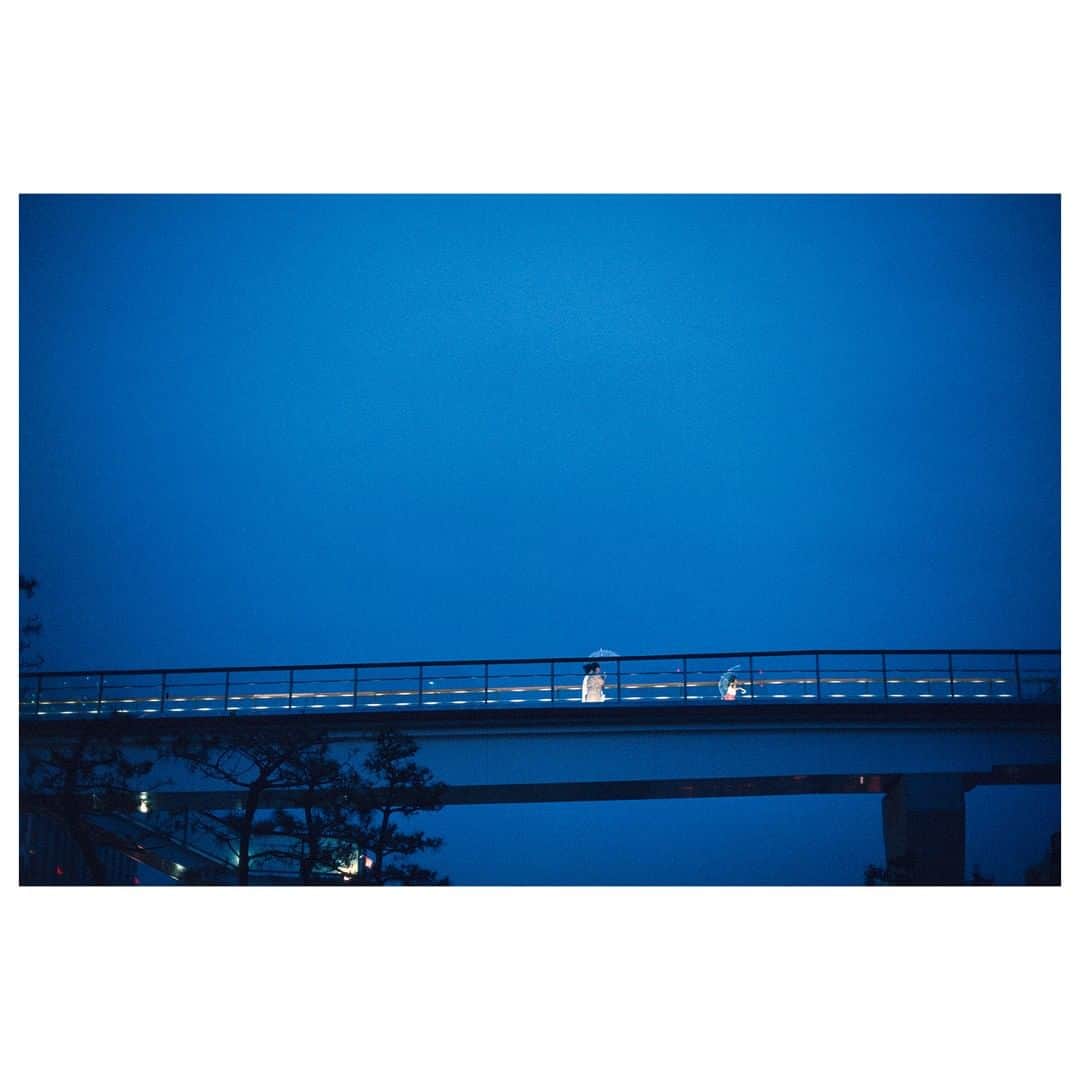 Magnum Photosさんのインスタグラム写真 - (Magnum PhotosInstagram)「"Imbued with a deep resonance, Classic Blue provides an anchoring foundation. A boundless blue evocative of the vast and infinite evening sky, Classic Blue encourages us to look beyond the obvious to expand our thinking..." - Leatrice Eisman, executive director of the @PANTONE Color Institute . Today on Magnum: We delve through the archive to explore PANTONE's official color of 2020, which seeks to instill ‘calm, confidence, and connection’. Link in bio. . PHOTO: Bridge at sundown. Tokyo. Japan. 1996. . © @pinkhassov/#MagnumPhotos . #streetphotography #ClassicBlue #COY2019」1月3日 20時00分 - magnumphotos