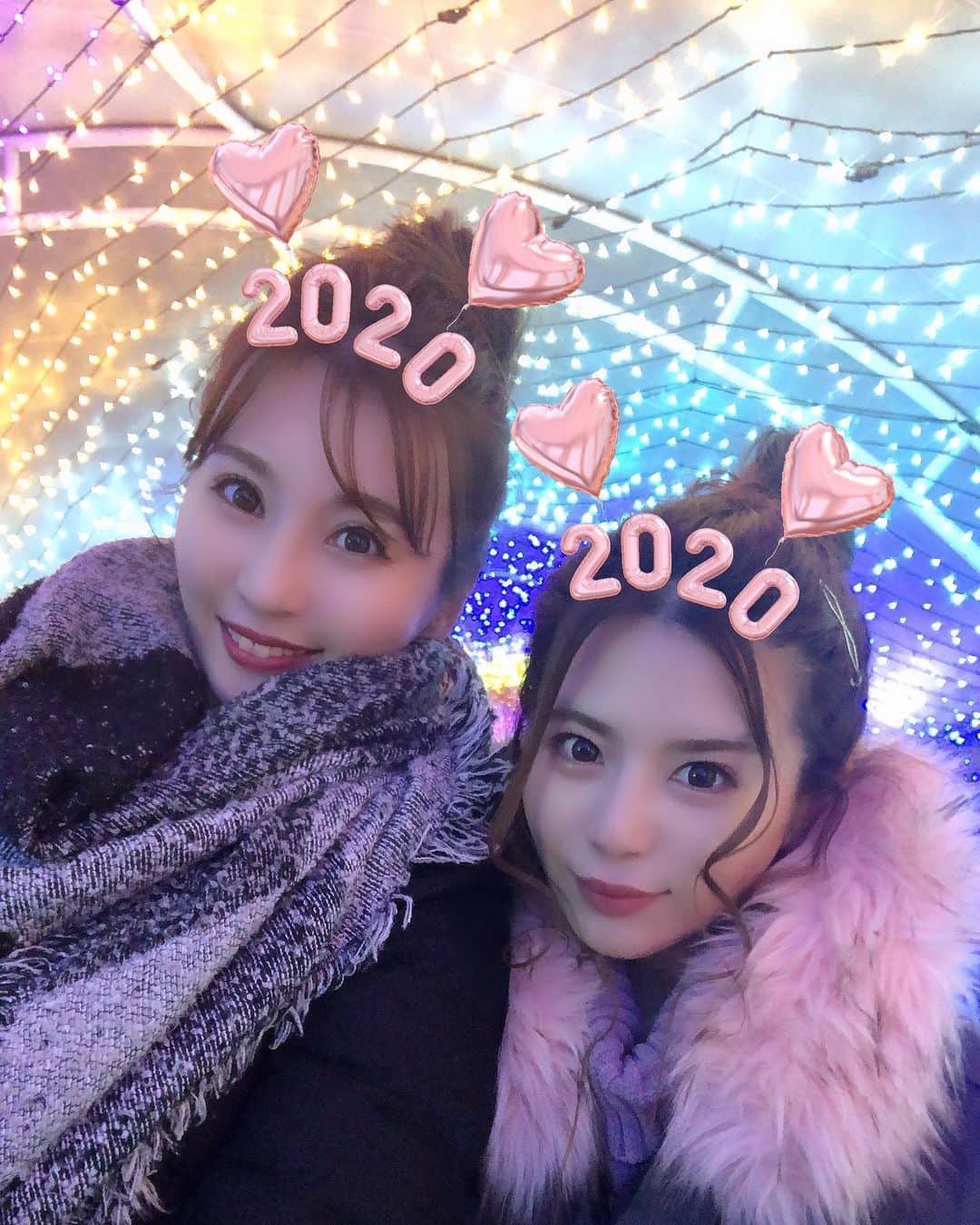 辰巳ゆいのインスタグラム：「明けましておめでとうございます🎍﻿ ﻿ 2020年も、マイペースにw頑張っていきますので、今年もみんなよろしくお願いいたします❤️﻿ ﻿ 良い年にしましょうね💕﻿ ﻿ カウントダウンは、なんか恒例になってきたけどw﻿ くりりんと過ごしたよーん❤︎﻿ ﻿ 前に間に合わなかった八景島シーパラダイスのカウントダウン花火のリベンジ！！🤣﻿ ﻿ めっちゃ綺麗だった😍﻿ ﻿ そして朝まで、ずっとプラプラ〜笑﻿ ﻿ 残念ながら、初日の出は雲が多くて見ることができなかったけど…﻿ ﻿ まぁ、そんな年もあるよね！！笑﻿ ﻿ 今年も、鍋したり♪（ファンの方に鮭頂いたので西京鍋にしたー！）﻿ そして、お雑煮も♪﻿ ↑かまぼこ買い忘れましたw﻿ ﻿ 今年も食べて寝てwの正月でした🤣﻿ ﻿ 初詣は、等々力渓谷からの等々力不動尊ってところ行ってみたよー♪﻿ ﻿ 東京23区内で唯一の自然渓谷のようで！﻿ パワースポットにパワーもらいに行ってみたー！！ﾙﾝ♪ ((ｏ''∀''ｏ)) ﾙﾝ♪﻿ ﻿ 大きいところは激混みだろうしと思って笑﻿ 行ってみたら、あれ？？﻿ ここ来たことあるなー！って思ったら、イメージDVDでお散歩シーンで行ったことあった🤣﻿ ﻿ でも、ちゃんと歩いてなかったので、のんびーり歩いてたんですけど、マイナスイオンたっぷりで、めっちゃ気持ちよかった！！﻿ 都内とは思えないー♡﻿ これは、また行きたい！と思ったー♪﻿ ﻿ 帰り道間違えて逆方向に歩いてしまって…﻿ そしたら、川沿いで凧揚げしてたり夕陽が綺麗だったり、間違えちゃったけど結果よかったり🤣﻿ ﻿ マイナスイオンもいっぱい浴びて、ほのぼの正月になったなぁー♪﻿ ﻿ 今年も楽しくいきましょうーー❤️﻿ ﻿ ﻿ #明けましておめでとうございます﻿ ﻿#カウントダウン　#八景島シーパラダイス　#お正月　#お雑煮　#パワースポット　#等々力渓谷　#等々力不動尊　#のんびり #今年もよろしくね ﻿」