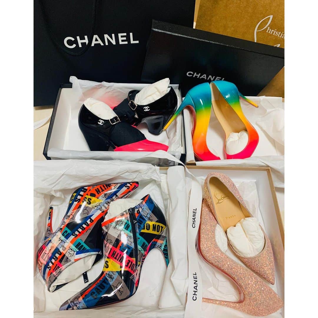 葉月樹里のインスタグラム：「👠✨ . . .  #葉月樹里 #soiréeine #ソワレーヌ #chanel #シャネル #christianlouboutin #クリスチャンルブタン #ルブタン #新年やってのになんも載せる写真あらへん #年末にハープピーリングして顔面脱皮中でお化けみたいやし写真なんかあげたらBANされるわ #あけましておめでとうございます #今年もよろすこ」
