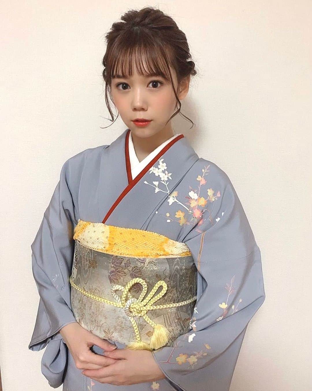 千田麻実のインスタグラム：「⠀ 新年明けましておめでとうございます！⠀ 2020年も宜しくお願い致します❤︎⠀ 今年もお着物を着ました⠀ 気持ちがしゃんとしますね。⠀ ⠀ 叔母による着付けと従姉妹のお姉ちゃんの⠀ ヘアメイクで仕上げてもらいました✌︎⠀ ⠀ #謹賀新年　#2020年」