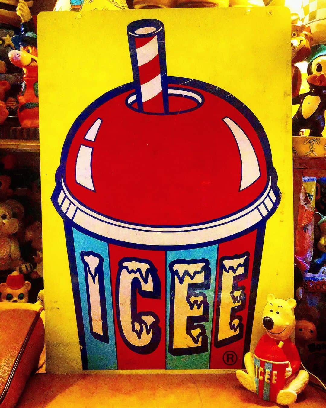 大川知英のインスタグラム：「70'sICEE BEAR Vintage Stor Display sign シロクマ無しのお珍しい両面看板🤡 Oh！love at first sight 👮🏼‍♂️👁うぴー⭐️❗️ #iceebear#advertising#vintage #storedisplay#sign#70s#シロクマ無し #お珍しい#両面#一目惚れ#うぴー #amecajiboys #takatsubase#アメトイ部キャプテン」