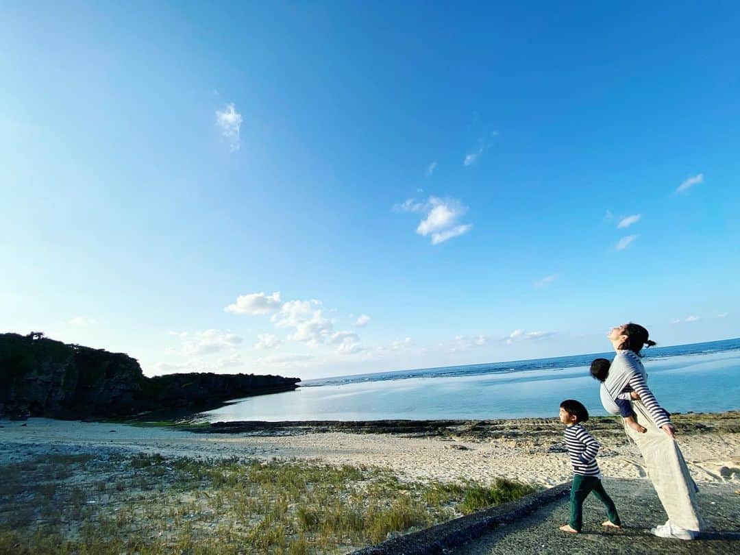 大山百合香さんのインスタグラム写真 - (大山百合香Instagram)「親友親子と大好きな海へ🌊 あたたくて、気持ち良くて、心が解放されていく。。。 大好きな故郷の海 みんなに届けー‼️ . あと少しで島を離れると思ったら 海を眺めながらまたまた恋しくなってきた。。。 島の空気、たくさん吸っておこう！ . #沖永良部島#海#海の青空の青#プライベートビーチ#故郷」1月3日 20時32分 - ohyamayurika