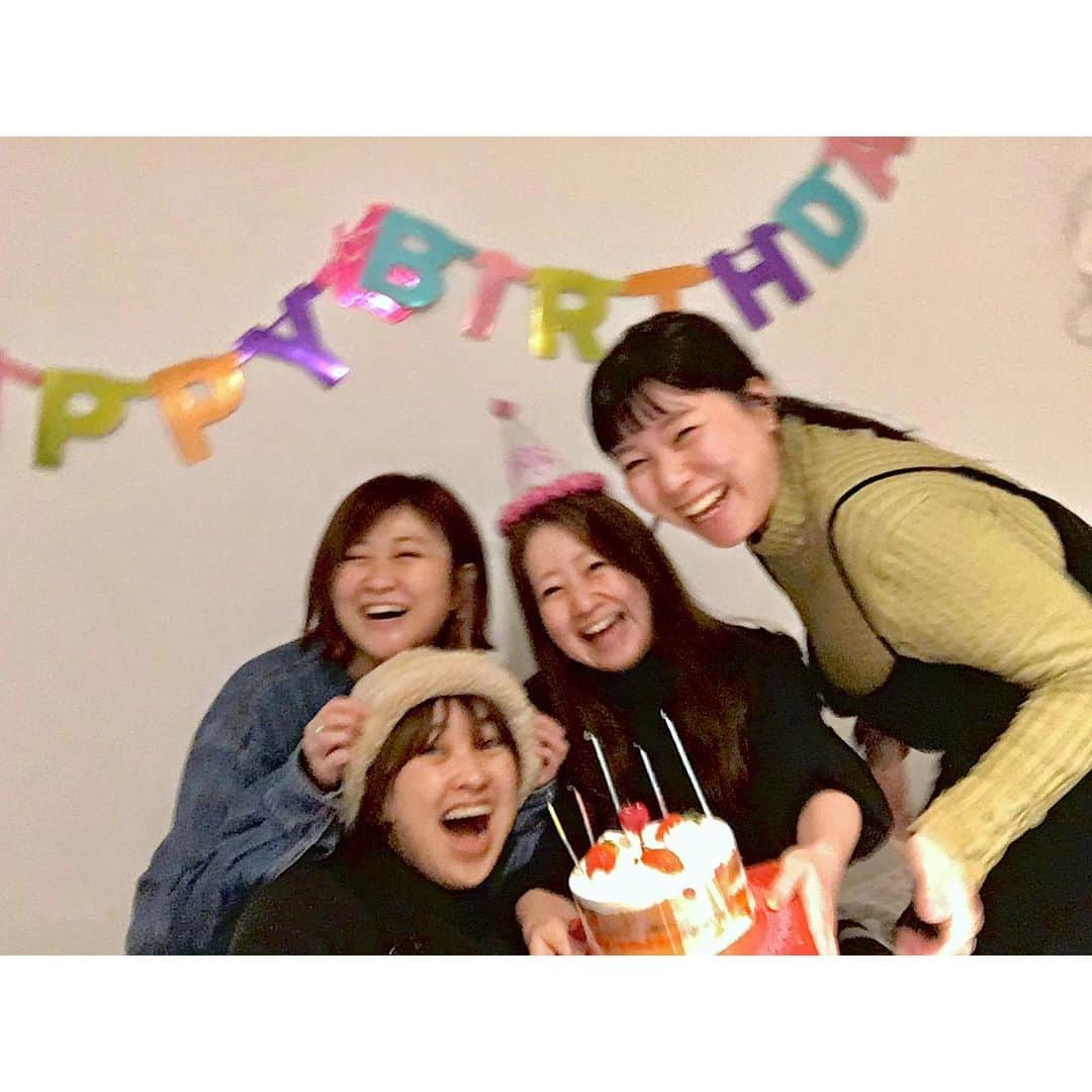 トリイクニコさんのインスタグラム写真 - (トリイクニコInstagram)「2ヶ月遅れのHappyBirthday🎉🎉 . やっとお祝いできて良かった❤️ @mumierre プレゼントはリクエストしてね♡ . . りなちゃんが弘大で🎂買ってきてくれたよ😊 ありがとう🙏🏻美味しかった💗 . #いつメン旅🇰🇷 #kunikorea」1月3日 20時31分 - toriicamera