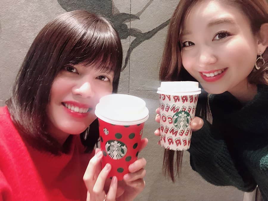 斉藤ひかりさんのインスタグラム写真 - (斉藤ひかりInstagram)「韓国では年が明けてもクリスマスツリー🎄が飾られてるんだって👀✨ ということで季節感を無視して先月偶然服がクリスマスカラーになった幼なじみとの写真💓笑 さすが幼稚園からの付き合いだ😌  #スタバ #お茶 #幼なじみ #クリスマスコーデ #偶然って嬉しいね」1月3日 20時24分 - hikarisaito1027