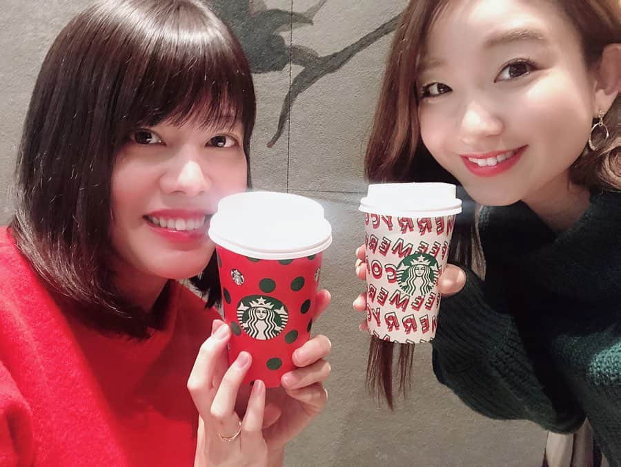 のインスタグラム：「韓国では年が明けてもクリスマスツリー🎄が飾られてるんだって👀✨ ということで季節感を無視して先月偶然服がクリスマスカラーになった幼なじみとの写真💓笑 さすが幼稚園からの付き合いだ😌  #スタバ #お茶 #幼なじみ #クリスマスコーデ #偶然って嬉しいね」