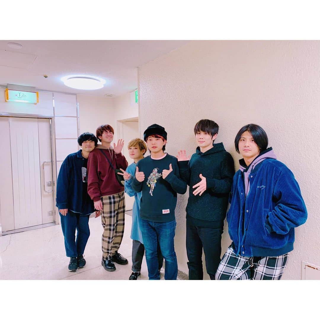 のインスタグラム：「関西ベーシスト会。 去年の夏のが2018年の忘年会だったので、昨日のが2019年の忘年会。笑 今年の忘年会は今年やろう笑  #brianthesun #夜の本気ダンス  #感覚ピエロ #ココロオークション #ジラフポット #ドラマチックアラスカ #カズキくん次は必ず」