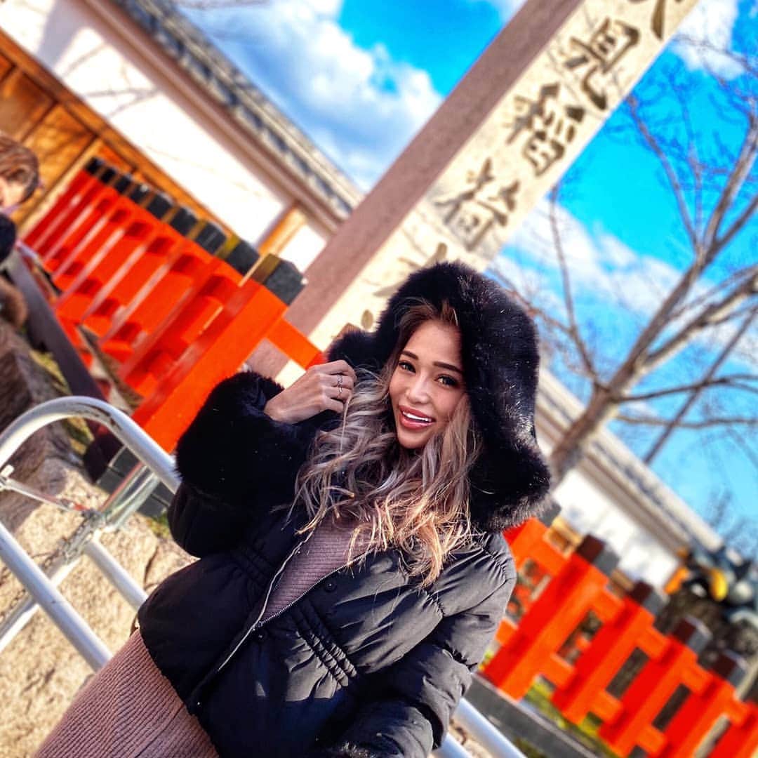 のインスタグラム：「. .地元～♪¯♥ . .昨日は地元に帰ってたょ٩( 'ω' )و 伏見稲荷で仕事運だけはアップするように、参拝してきましたぁ🙏🙏🙏‼‼💓 . .プライベートと恋愛はまあいいとして、仕事だけはアップさせるように頑張るぞ(o_o)(o_o)💓日々向上のみ💛💙❤ . .伏見稲荷大社はすごい人ですね😳😳ww . . . . . . . . . .#伏見稲荷大社  #伏見稲荷大社⛩  #2020vision #冬ファッション  #旅色  #神社巡り #京都観光 #kyotojapan」