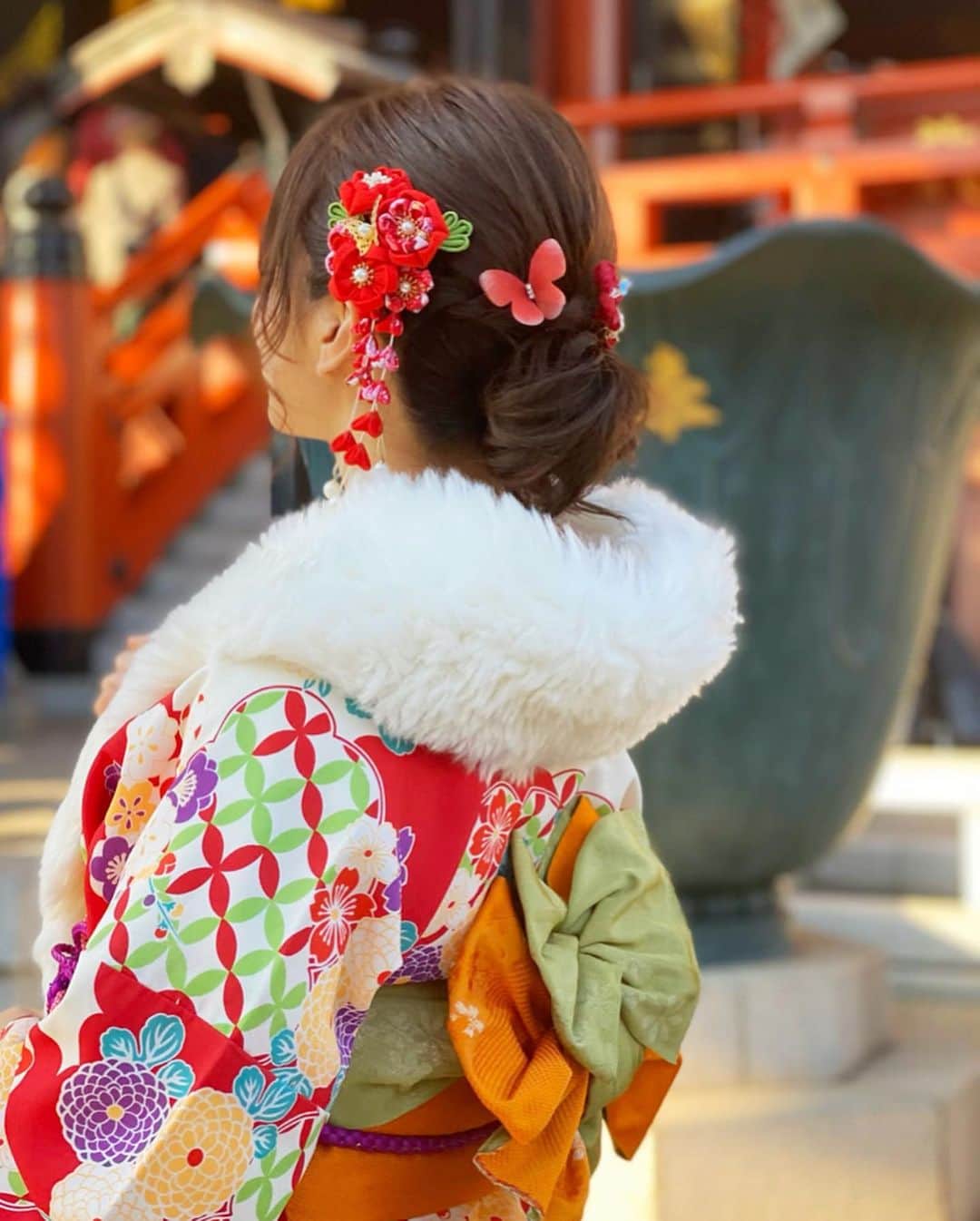 石井里奈さんのインスタグラム写真 - (石井里奈Instagram)「こんばんは☺️❤️ . 今日は浅草浅草寺に初詣❣️ 今年は前厄なのでしっかりお参りしてきました🙏 . お着物は新年らしく赤をチョイス💕 @kimonomiyabi でレンタルしたんだけど、ボブの髪もアップスタイルで可愛くしてくれて、ホッカイロまで貼ってくれてなんだか暖かいお店でした💕 . 歩いていたら、たまたま見つけた石井のお年賀とも一緒に📸笑 . @risa.malvina ちゃんの新年ネイルとお着物もバッチリ👍💅 たくさん食べて写真撮ったのでまたちょこちょこ更新しますね🧸❤️ . 余談ですが今度はジャンプの火の丸相撲読み始めたんだけど毎巻大号泣😭笑 なんて感動的な漫画で今まで読んでなかったんだろうって思いながら一気に16巻まで読みました笑 . #初詣 #浅草 #浅草寺 #asakusa #着物 #着物女子 #kimono #浅草着物レンタル #浅草浴衣レンタル #東京着物レンタル #江戸和装工房雅 #japan #visitjapan #japanese #japanesegirl #着物ヘア #着物レンタル #ヘアアレンジ #火ノ丸相撲 #相撲 #sumo #お正月 #happynewyear #2020 #新年 #厄除け #日本 #和服 #和装 #newyear」1月3日 20時34分 - ri7tin1025