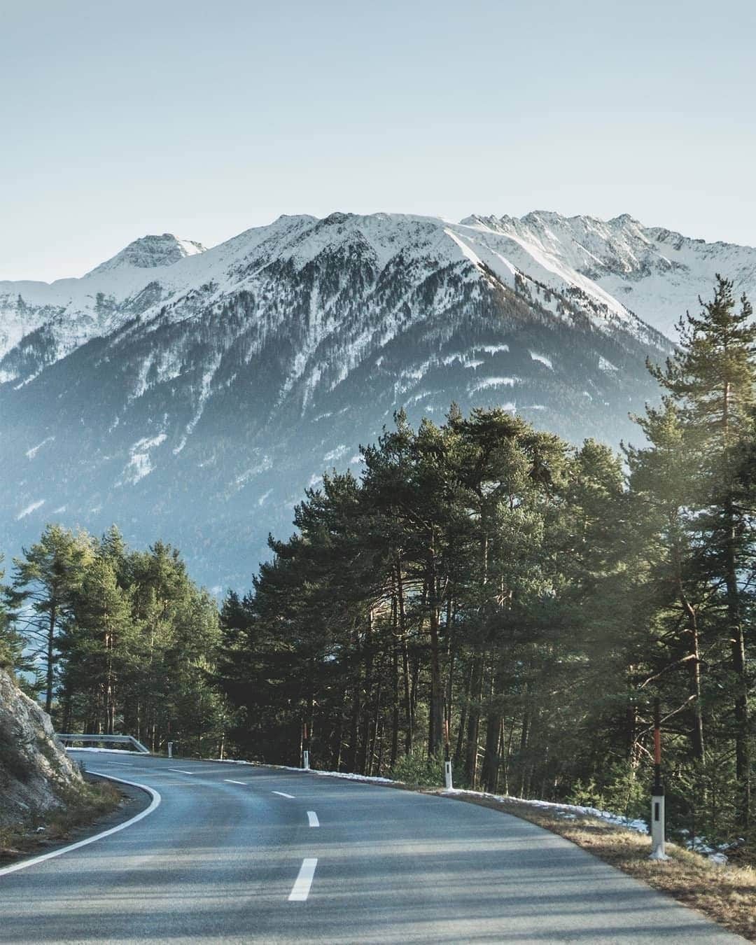 Lonely Planetさんのインスタグラム写真 - (Lonely PlanetInstagram)「Today's #lonelyplanet regram comes from @ankur_sahotra, who grabbed this epic roadtrip shot in Himachal Pradesh, north #India. -- Tag your best travel shots with #lonelyplanet for a potential feature! 🏔️」1月3日 20時35分 - lonelyplanet