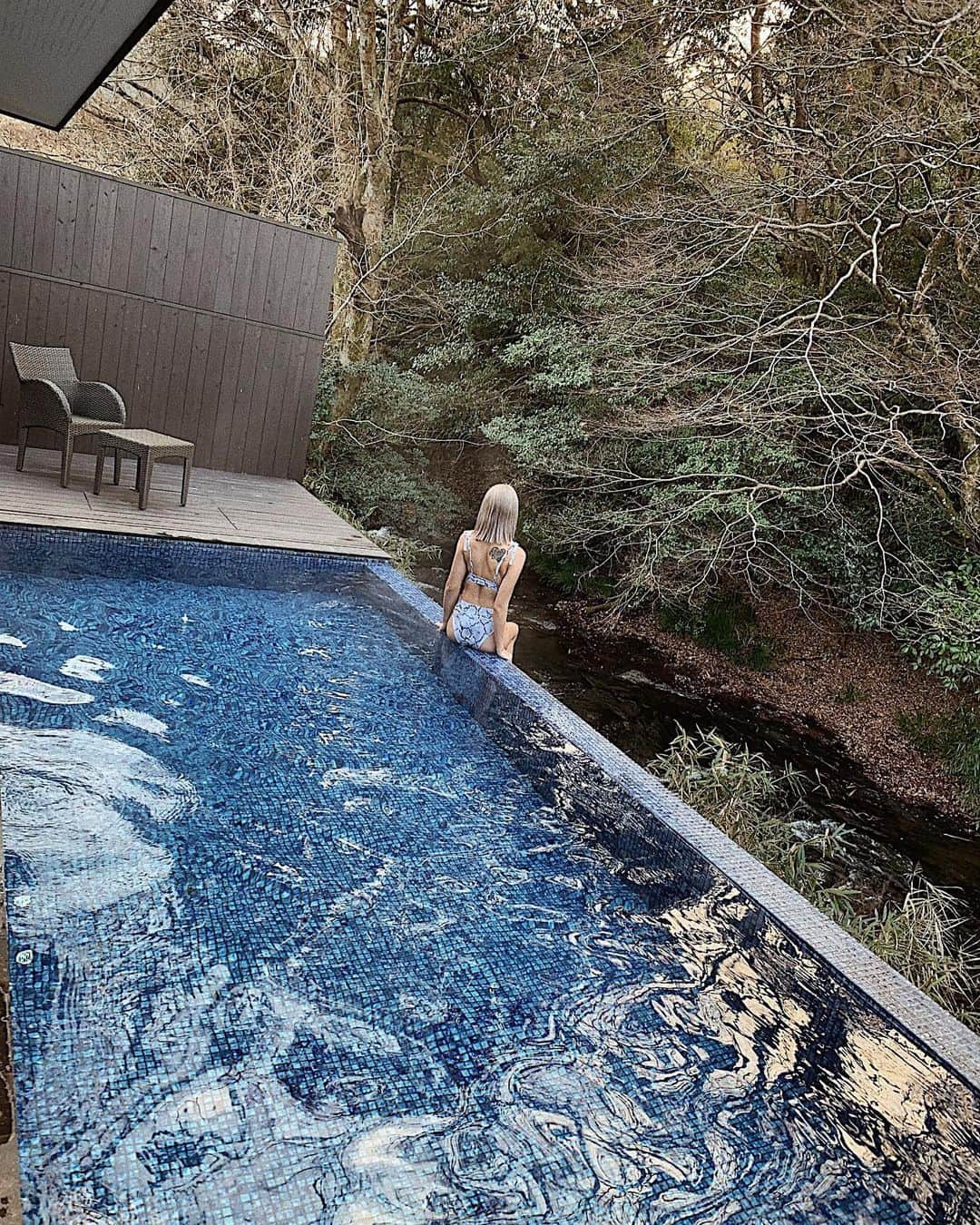 のインスタグラム：「. 早めにチェックインして温水プールでゆっくり💕 昨日は山口、今日は大分の旅館へ🧖🏽‍♀️♨️ 弾丸で決まった旅行で ここも3日前に予約したのに最高すぎる🙏🏾✨✨ #彩くら #旅籠彩くら #九重 #大分 #温泉旅行 #onsenislandkyushu」