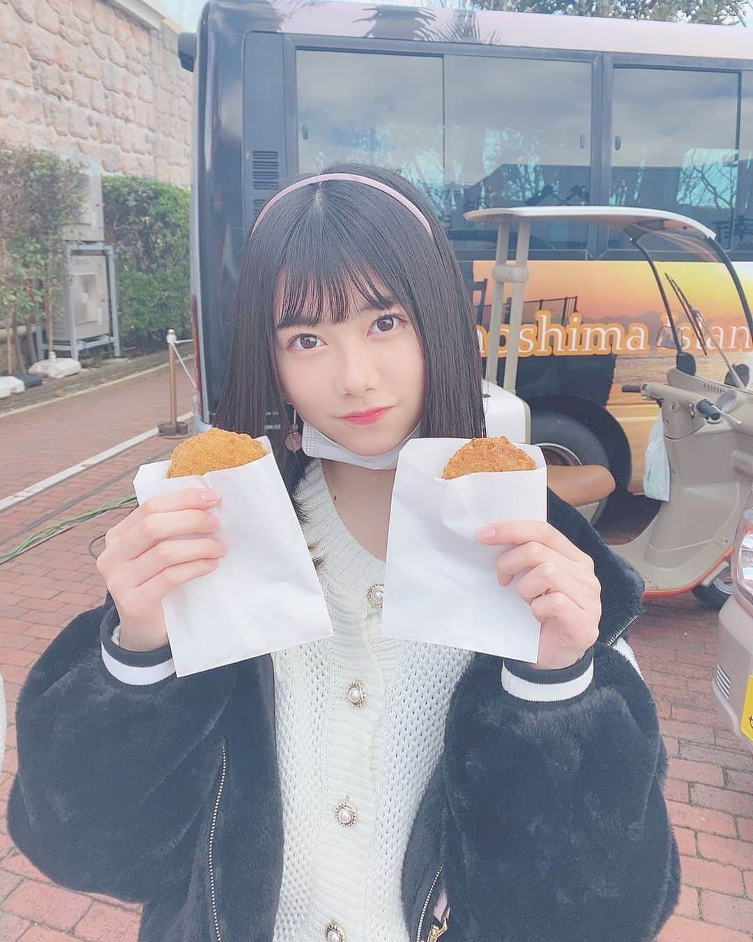 千葉恵里さんのインスタグラム写真 - (千葉恵里Instagram)「たくさん食べちゃう😋 ・ ・ 久しぶりにニット着た💗 お気に入り✨ ・ ・ ・ #初詣 #令和 #ニットコーデ #冬コーデ #冬 #江ノ島 #江ノ島神社  #アクセサリー」1月3日 20時36分 - eriierii_1027