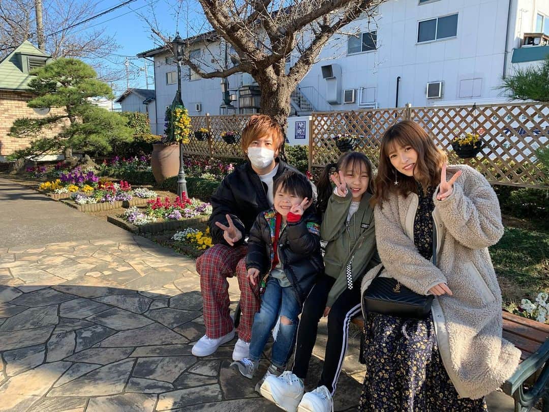 町田亜里香のインスタグラム：「2020.1.2 眩しくて目が開かない。 家族写真🤳笑 . . 2020年も齋藤家を よろしくお願いします☺️❤︎ 2020年も 引きこもり頑張ります🙃 あっ＋アニメヲタも 活発にしていきたいと思う！ （子供が飽きるまで） こんな極々普通な我が家ですが フォローしてくれて、 見に来てくれて、 ありがとうだいすき😊♡ 2020年も見に来てください🙇‍♂️。 . . #2020年 #2020 #新年  #家族写真 #家族 #28歳  #family #js5 #5歳 . ＊1枚目はiPhoneカメラの外カメラです📷 iPhoneXS使ってます📱⭐︎」