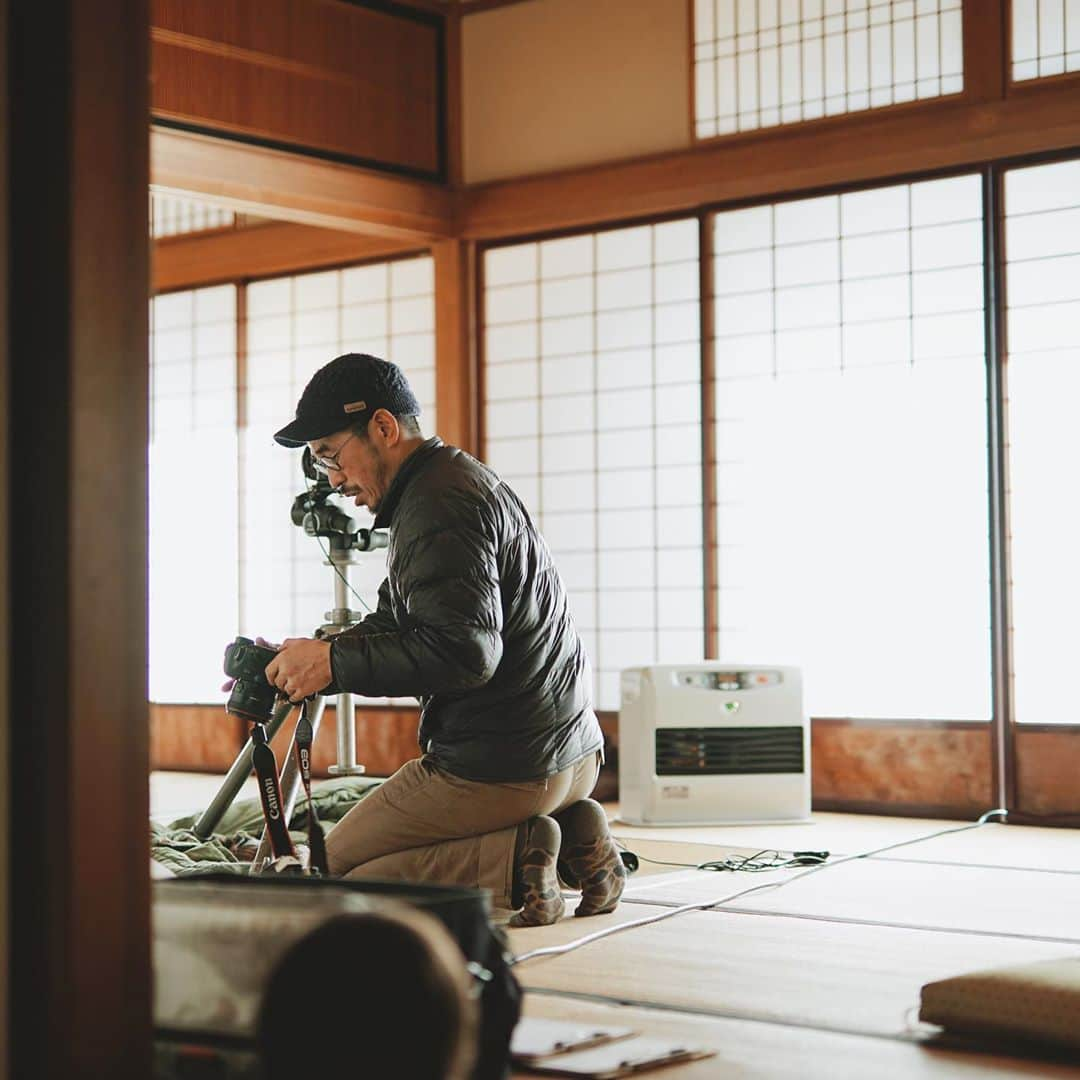 Takafumi Gotoさんのインスタグラム写真 - (Takafumi GotoInstagram)「このお正月の個人的最大イベント、いとう写真館@久美浜が今日ありました🎍はじめは家族4人で撮ってもらおうと思ってたけど、最終的に僕の両親と姉も含めて3世代で記念写真を撮ってもらいました。 午前中は季之介の機嫌が、ここ最近の中でもワースト1に入るくらい最悪だったけど、家を出る前には何とか持ち直して、無事撮ってもらうことができました。 念願のいとう写真館、仕上がりが本当に楽しみだ〜。」1月3日 20時49分 - apollo510