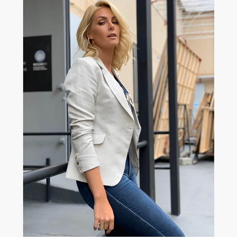 Ana Hickmannさんのインスタグラム写真 - (Ana HickmannInstagram)「Bom dia! Que tal começar 2020 renovando seu guarda-roupa? 🙃 Olha que lindo esse look casual para usar no trabalho. Body, calça jeans e blazer de linho - combinação PERFEITA! O detalhe ilhós no decote do body traz sofisticação a peça. 😉 Essas e outras dicas vocês encontram nas páginas ➡️ @anahickmannloja e @ana.hickmann.denim. 👀 E claro que os acessórios fazem TODA diferença. Óculos @anahickmanneyewear e joias @rommanel. 🥰 Gostaram das dicas? 😘 #lookah #anahickmannloja #anahickmanndenim #anahickmanneyewear #rommanel #dicasah #dicasanahickmann」1月3日 20時42分 - ahickmann