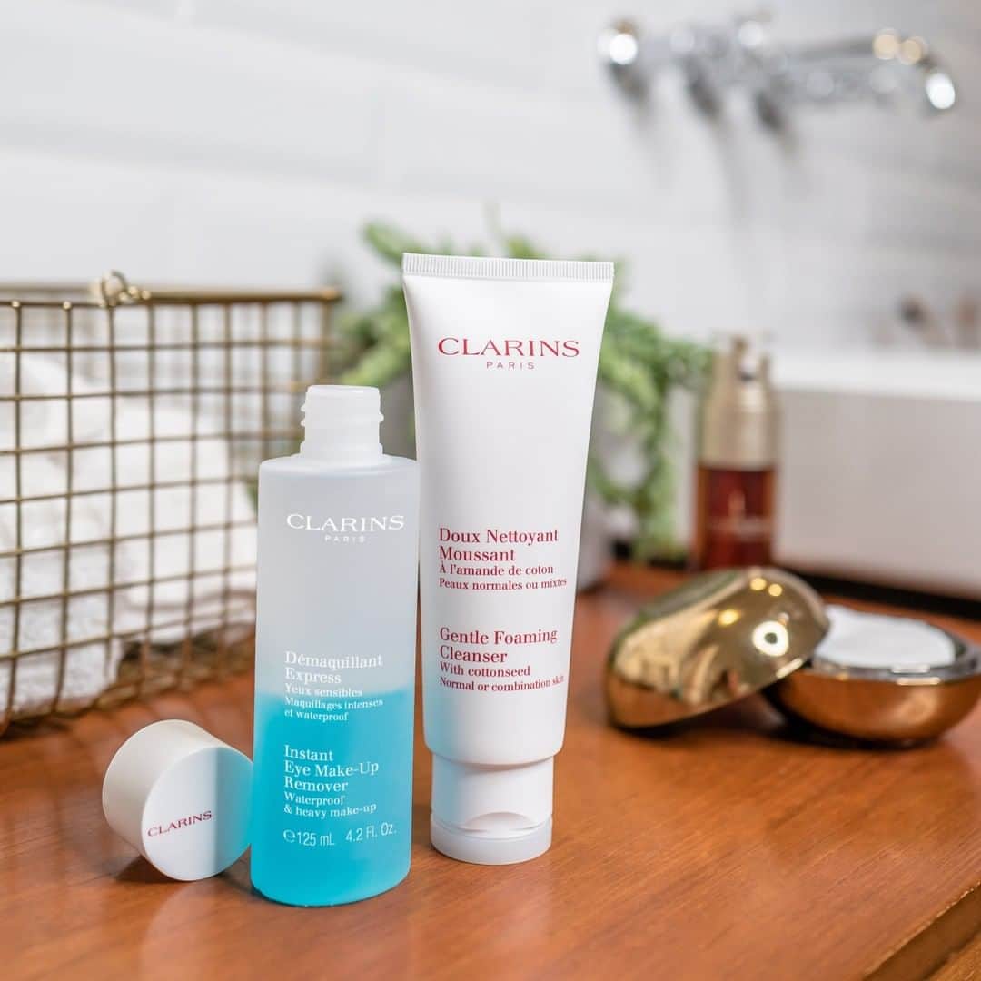 ClarinsUKさんのインスタグラム写真 - (ClarinsUKInstagram)「Dare to go bare? Clean up your beauty routine for the new year with cleansers and toners that refresh the skin whilst removing every last trace of make-up and impurities 💧  #Clarins #ClarinsSkinCare #InstantEyeMakeupRemover #GentleFoamingCleanser #Cleansers」1月3日 20時45分 - clarinsuk