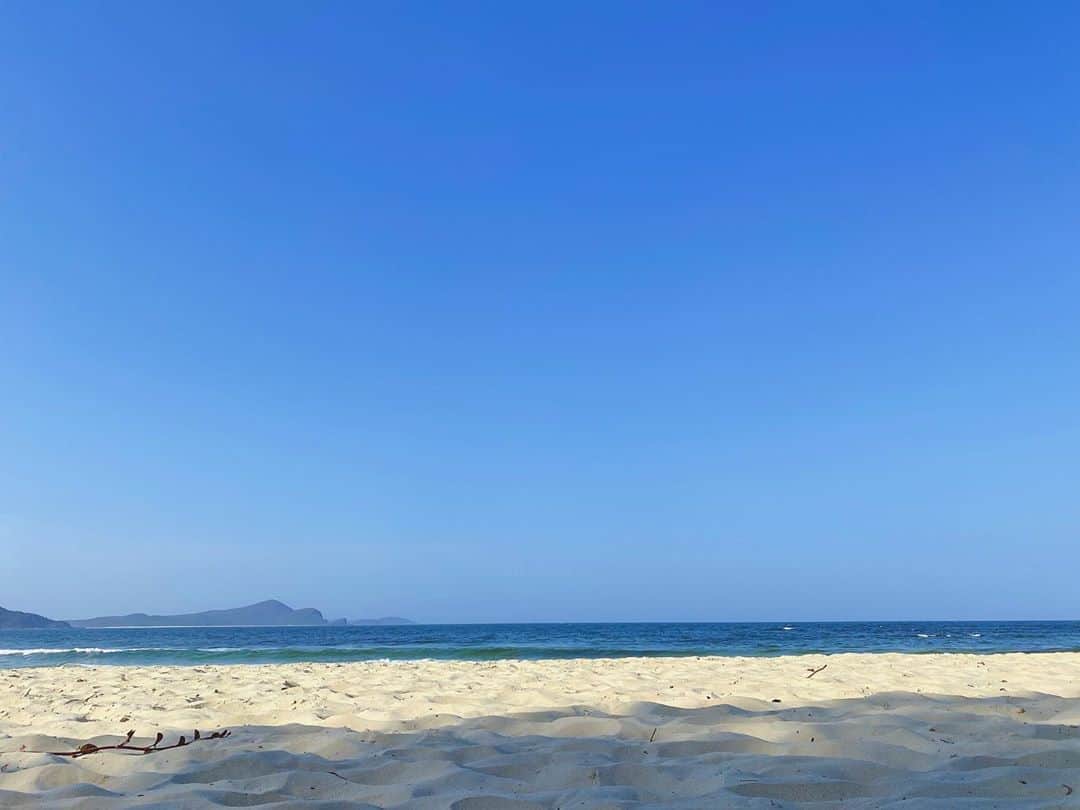 大瀧彩乃さんのインスタグラム写真 - (大瀧彩乃Instagram)「・ 今日はドライブしながらSealRocksへ🚗 白い砂浜が綺麗なビーチです。 前にも来た事があって今日もそうだったんですが、bushの方はモヤがかかったような幻想的な雰囲気です。 海の方に行くにつれてモヤもなくなる感じです。 右側でサーフィンができたり、ゆったりまったりなビーチです⛱ 私も大好きなflatwhiteを持ってのんびり👣  #sealrocks #頭で一瞬しか止まれなくてただ転がる動画付き #鍛え直そう😂 #takiicotrip」1月3日 20時48分 - _ayanootaki_