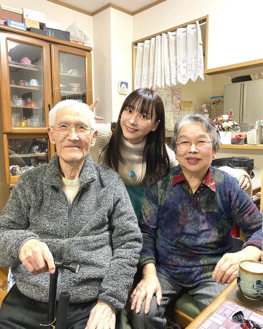 葉月祥子のインスタグラム：「大好きな浩司じいちゃん❤️雅子ばあちゃんと❤️﻿ ﻿ 毎年、美味しい御節用意して待っててくれてありがとう☺️❣️﻿ ﻿ ずっとず〜っと、100歳目指して長生きして下さい✨﻿ ﻿ 私の願いはただそれだけです😊﻿ ﻿ #大好きなおじいちゃんおばあちゃん👴👵 #美味しい部分を私に食べさせてくれる #愛情いっぱい #いつもありがとう #孫 #お正月 #お正月料理 #御節 ﻿ #おばあちゃん年女 です🐭💕」