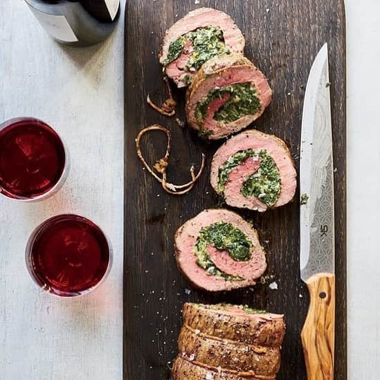 Food & Wineさんのインスタグラム写真 - (Food & WineInstagram)「Looking for weekend plans? We've got this creamed spinach-stuffed filet roast on the agenda—it's a fun and delicious play on a classic steakhouse pairing that's perfect for a chilly day at home. Recipe link in our bio. 📷: @pissinginthepunchbowl」1月4日 6時48分 - foodandwine
