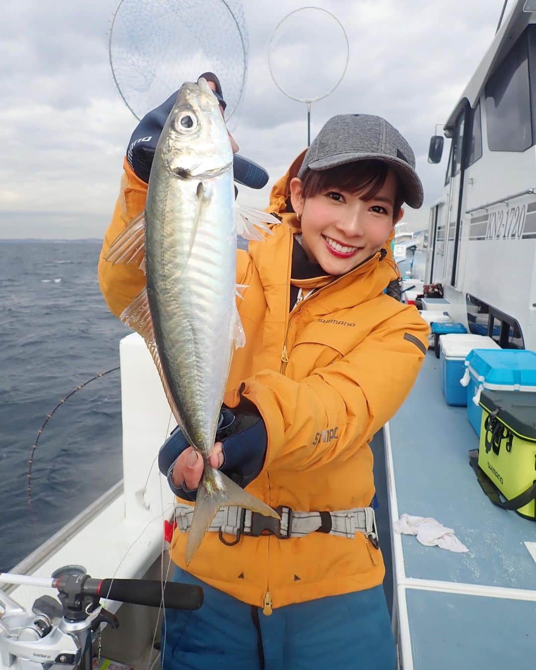 のインスタグラム：「🐟♡ 去年の#大アジ 35cm✨ 釣り人さん達、年始釣りに行きましたかー？‪🎣‬ 私の釣り初めは6日の予定だよ(∩´∀`∩)💕 ＊ #fish #horsemackerel #fishing #fishinggirl #shimano #魚 #鯵 #釣り #釣り女子 #シマノ #阪本智子」