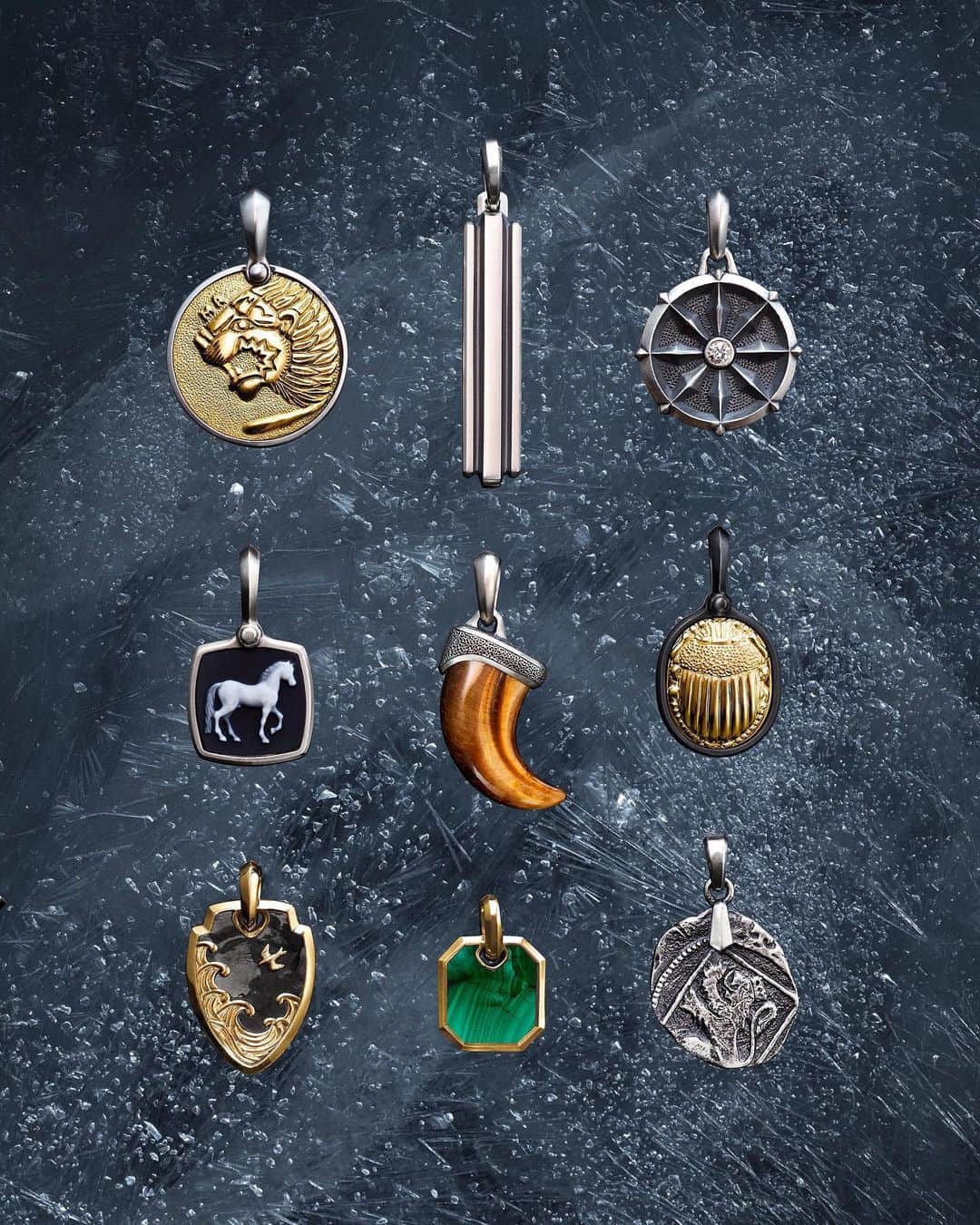 デビッドヤーマンのインスタグラム：「Give 2020 a positive start with @DavidYurmanMen amulets. Whether you choose the 🦁 for strength, the 🐎 for victory or malachite for protection, you’ll find a symbol or stone to bring good vibes to your year. Explore more amulets via our bio link. #DavidYurman #DavidYurmanMen」