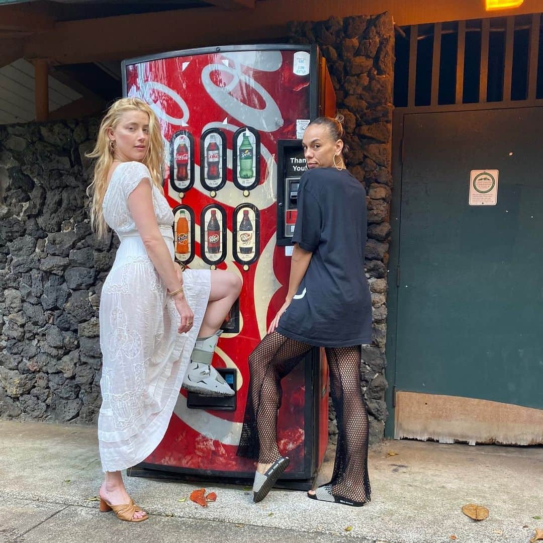 アンバー・ハードさんのインスタグラム写真 - (アンバー・ハードInstagram)「Anyone thirsty?」1月4日 7時06分 - amberheard