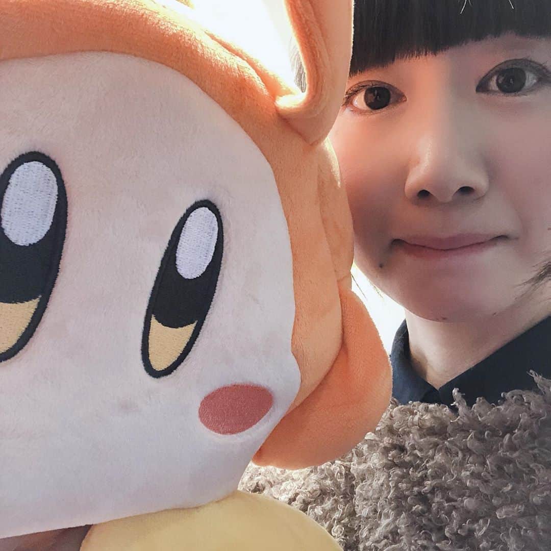 小泉エリのインスタグラム：「‪運試しで旦那さんである親方がUFOキャッチャーで必死でゲットしました😆‬ ‪3000円でGETしたそうです。‬ ‪｢3000円で買ったんや･･･｣とは言わず、｢すこい！｣と言ってあげました🙄‬ ‪これは、カービーの友達か？‬ ‪初めて見る色合いのカービーみたいなものでした😗‬」