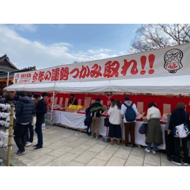 三島ゆかりさんのインスタグラム写真 - (三島ゆかりInstagram)「勝ちダルマというものがめちゃくちゃ奉納されてました❤️😳すんごい数でインスタ映え〜ww📷 だるまを買って願いを込めながら片目を入れ、願いが叶ったらもう一つの目を入れて、叶った方が奉納しているらしい⛩✨目の書き方が人それぞれで見てたら面白かった😊 おみくじは小吉でした❣️ 内容はすごい見透かされてるというか、、世間に知られる知られないは問題ではなく、己の思いに基づいて行動すべし的なことが書かれてありました🍎 私は見られるお仕事だから、たぶん必要以上にまわりの目を気にして生きてると思う👀SNSのフォロワー数やいいね数、チャンネル登録者数に視聴回数、今は目に見えた数字で判断される事も多く、自分のやりたい事をやっているのか人気を取りに行っているのか、何だかよくわからなくなることもあります😫 だけど、おみくじに書かれていた言葉は、世間の目より己を信じろ的なことだったと思うので、今年はもっと自分を客観視して、自分には何が出来るのか、何をしたいのか、何を求められてるのか、考えて見つめ直して己と向き合おうと思います💖👍 #初詣 #大阪 #箕面 #勝尾寺 #勝ちダルマ #だるま #おみくじ #今年の運勢 #小吉 #ダルマみくじ #かわいい #インスタ映え #世間体より自分の心 #己と向き合う #客観視する #見透かされてる感 #数字より大切なものがある #頑張ろう #三島ゆかり #ゆかりんご #タレント #フリーアナウンサー #アイドル #youtuber #ゆかりんごチャンネル #ゆかりんごgames #チャンネル登録お願いします #応援よろしくお願いします #followｍe」1月3日 22時41分 - apple340