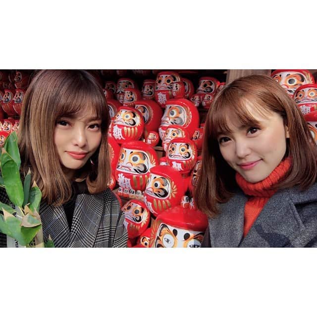 三島ゆかりさんのインスタグラム写真 - (三島ゆかりInstagram)「勝ちダルマというものがめちゃくちゃ奉納されてました❤️😳すんごい数でインスタ映え〜ww📷 だるまを買って願いを込めながら片目を入れ、願いが叶ったらもう一つの目を入れて、叶った方が奉納しているらしい⛩✨目の書き方が人それぞれで見てたら面白かった😊 おみくじは小吉でした❣️ 内容はすごい見透かされてるというか、、世間に知られる知られないは問題ではなく、己の思いに基づいて行動すべし的なことが書かれてありました🍎 私は見られるお仕事だから、たぶん必要以上にまわりの目を気にして生きてると思う👀SNSのフォロワー数やいいね数、チャンネル登録者数に視聴回数、今は目に見えた数字で判断される事も多く、自分のやりたい事をやっているのか人気を取りに行っているのか、何だかよくわからなくなることもあります😫 だけど、おみくじに書かれていた言葉は、世間の目より己を信じろ的なことだったと思うので、今年はもっと自分を客観視して、自分には何が出来るのか、何をしたいのか、何を求められてるのか、考えて見つめ直して己と向き合おうと思います💖👍 #初詣 #大阪 #箕面 #勝尾寺 #勝ちダルマ #だるま #おみくじ #今年の運勢 #小吉 #ダルマみくじ #かわいい #インスタ映え #世間体より自分の心 #己と向き合う #客観視する #見透かされてる感 #数字より大切なものがある #頑張ろう #三島ゆかり #ゆかりんご #タレント #フリーアナウンサー #アイドル #youtuber #ゆかりんごチャンネル #ゆかりんごgames #チャンネル登録お願いします #応援よろしくお願いします #followｍe」1月3日 22時41分 - apple340