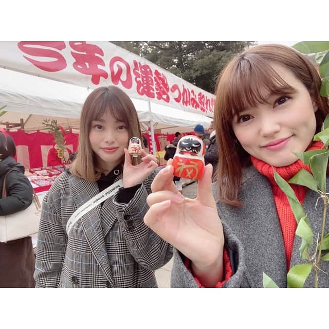 三島ゆかりさんのインスタグラム写真 - (三島ゆかりInstagram)「勝ちダルマというものがめちゃくちゃ奉納されてました❤️😳すんごい数でインスタ映え〜ww📷 だるまを買って願いを込めながら片目を入れ、願いが叶ったらもう一つの目を入れて、叶った方が奉納しているらしい⛩✨目の書き方が人それぞれで見てたら面白かった😊 おみくじは小吉でした❣️ 内容はすごい見透かされてるというか、、世間に知られる知られないは問題ではなく、己の思いに基づいて行動すべし的なことが書かれてありました🍎 私は見られるお仕事だから、たぶん必要以上にまわりの目を気にして生きてると思う👀SNSのフォロワー数やいいね数、チャンネル登録者数に視聴回数、今は目に見えた数字で判断される事も多く、自分のやりたい事をやっているのか人気を取りに行っているのか、何だかよくわからなくなることもあります😫 だけど、おみくじに書かれていた言葉は、世間の目より己を信じろ的なことだったと思うので、今年はもっと自分を客観視して、自分には何が出来るのか、何をしたいのか、何を求められてるのか、考えて見つめ直して己と向き合おうと思います💖👍 #初詣 #大阪 #箕面 #勝尾寺 #勝ちダルマ #だるま #おみくじ #今年の運勢 #小吉 #ダルマみくじ #かわいい #インスタ映え #世間体より自分の心 #己と向き合う #客観視する #見透かされてる感 #数字より大切なものがある #頑張ろう #三島ゆかり #ゆかりんご #タレント #フリーアナウンサー #アイドル #youtuber #ゆかりんごチャンネル #ゆかりんごgames #チャンネル登録お願いします #応援よろしくお願いします #followｍe」1月3日 22時41分 - apple340