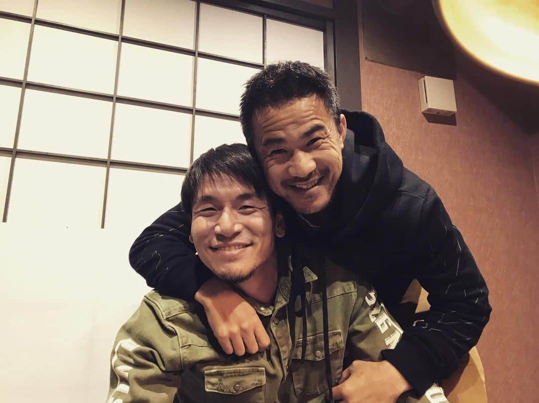 岡崎慎司のインスタグラム：「青ちゃん。笑 まだまだ頑張ろうぜー💪💪」