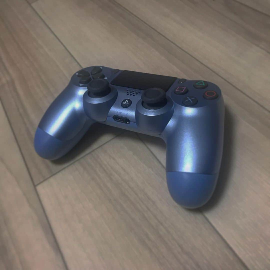 鈴鹿秋斗さんのインスタグラム写真 - (鈴鹿秋斗Instagram)「2020年 新たな相棒🎮  #ps4 #やっぱり純正 #6代目 #壊れ過ぎる #なんちゃらブルー」1月3日 22時46分 - akito_suzuka