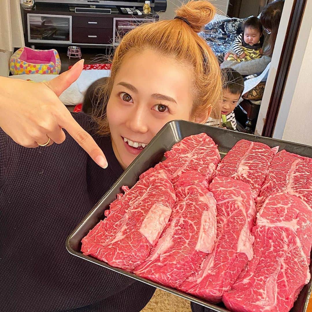 のインスタグラム：「帰ってきて速攻実家でみんな集合🥰. . . ひなことりーも( @hii_naf )来てみんなで大騒ぎ😘. . . もちろん実家でも食べるのはオニク🥩🔥. . . 今年もガンガン食べますので皆さんお誘いよろしく🤘. . . #髪の毛の色どうした #肉しか信じない#焼肉ババア#nomeatnolife#後ろにKIDS#お年玉配布係 #誰かお年玉ください」