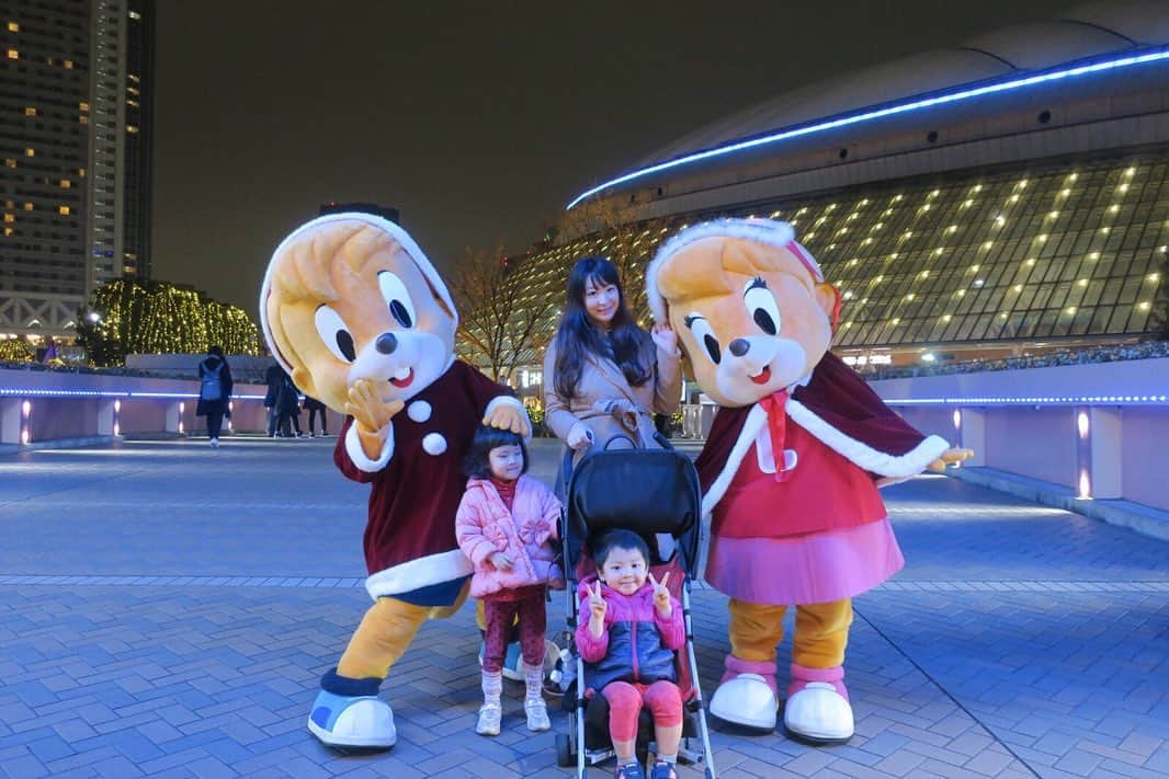 歩りえこさんのインスタグラム写真 - (歩りえこInstagram)「2019年もフィンランドから来たサンタクロースに会いに行って来ました﻿ ﻿ 2歳まではサンタが怖くてギャン泣きだった2人も今年は全然泣かずに大丈夫です🙆‍♀️﻿ ﻿ 東京ドームシティのキャラクターもサンタクロースに🤶﻿ ﻿ 別の機会にもサンタにたくさん遭遇🎅﻿ ﻿ #サンタ﻿ #フィンランド﻿ #東京ドームシティ﻿ #サンタクロース﻿ #クリスマス﻿ #クリスマスマーケット﻿」1月3日 23時00分 - riekoayumi