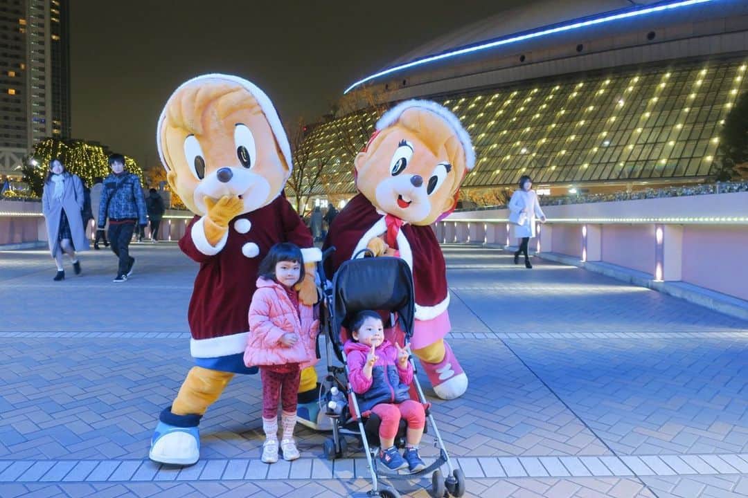 歩りえこさんのインスタグラム写真 - (歩りえこInstagram)「2019年もフィンランドから来たサンタクロースに会いに行って来ました﻿ ﻿ 2歳まではサンタが怖くてギャン泣きだった2人も今年は全然泣かずに大丈夫です🙆‍♀️﻿ ﻿ 東京ドームシティのキャラクターもサンタクロースに🤶﻿ ﻿ 別の機会にもサンタにたくさん遭遇🎅﻿ ﻿ #サンタ﻿ #フィンランド﻿ #東京ドームシティ﻿ #サンタクロース﻿ #クリスマス﻿ #クリスマスマーケット﻿」1月3日 23時00分 - riekoayumi