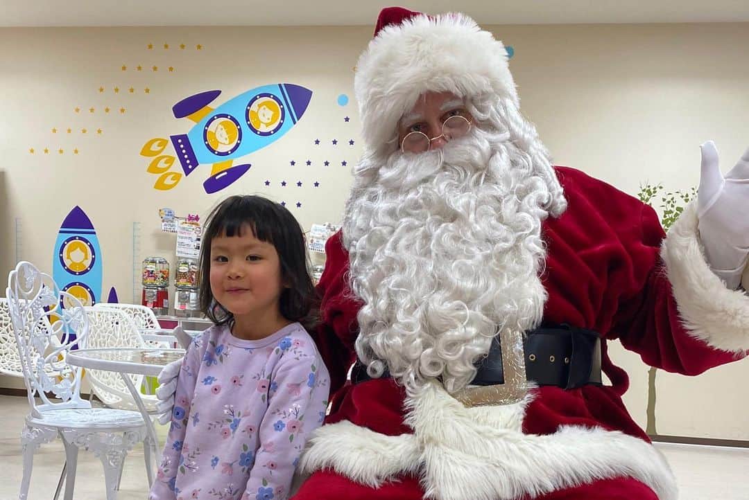 歩りえこさんのインスタグラム写真 - (歩りえこInstagram)「2019年もフィンランドから来たサンタクロースに会いに行って来ました﻿ ﻿ 2歳まではサンタが怖くてギャン泣きだった2人も今年は全然泣かずに大丈夫です🙆‍♀️﻿ ﻿ 東京ドームシティのキャラクターもサンタクロースに🤶﻿ ﻿ 別の機会にもサンタにたくさん遭遇🎅﻿ ﻿ #サンタ﻿ #フィンランド﻿ #東京ドームシティ﻿ #サンタクロース﻿ #クリスマス﻿ #クリスマスマーケット﻿」1月3日 23時00分 - riekoayumi