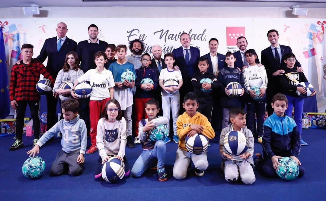 アルバロ・アルベロアのインスタグラム：「Hoy hemos puesto el broche a la campaña “En Navidad, ningún niño sin regalo” de la @fundacion.realmadrid. 🎁⚽️🏀 Gracias al apoyo de la ‘Consejería de Políticas Sociales, Familias, Igualdad y Natalidad’ este año podremos llegar a casi un millar de niños y niñas en los Centros de Protección de Menores para ayudar a que estas fiestas sean para ellos un poquito más felices. 🎁🎁🎁 #fundacionrealmadrid #ennavidadningúnniñosinregalo 📸 @heliosdelarubia」