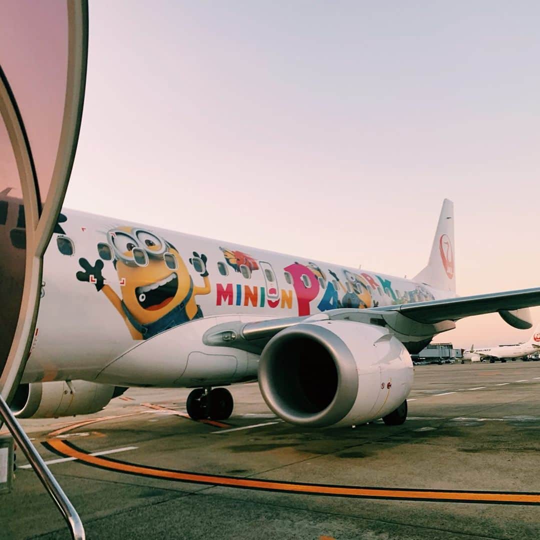 のインスタグラム：「USJ とJAL のコラボ飛行機に乗っちゃいました✈️ 特別乗務員...。機内にまでいるなんて、可愛すぎました...😂 #minions  #jal #usj #大阪」