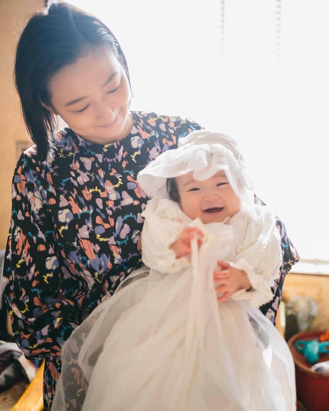 松本亜希のインスタグラム：「娘のハーフバースデーに、はとこが着てたドレスを着て写真撮ったよ👶🏻💕 . 手作りドレス、本当に素敵であたしもこんなに素敵なドレス作ってあげたい‼︎って思った🥰✨ 手先の器用さも時間も余裕ないけども😂 . #生後6ヶ月#生後半年#ハーフバースデー#halfbirthday #女の子ベビー#女の子ママ#babygirl#ドレス」