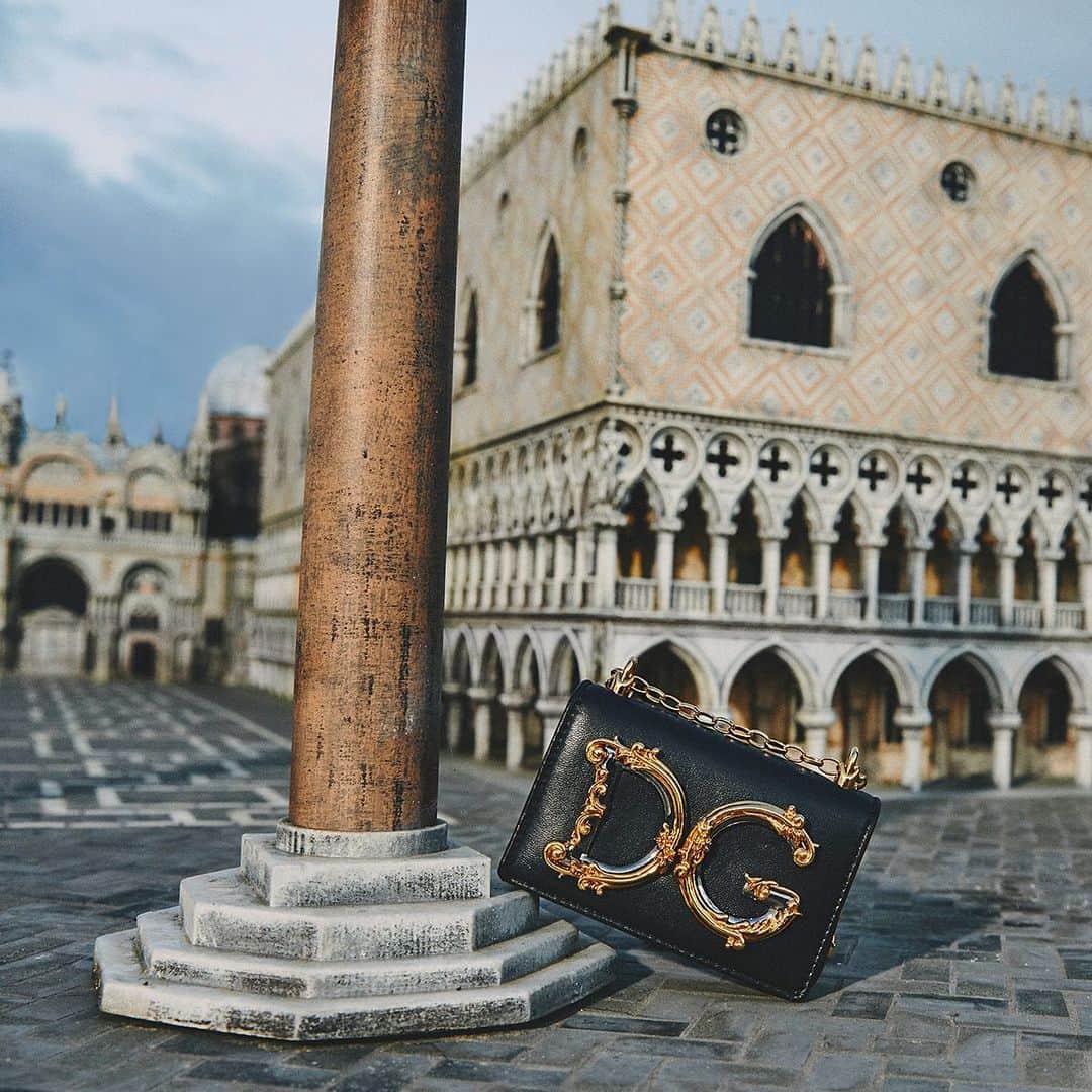 ドルチェ&ガッバーナさんのインスタグラム写真 - (ドルチェ&ガッバーナInstagram)「The #DGGirlsMicroBag meets a masterpiece of Gothic architecture, the Doge’s Palace in its 1:5 scale, an impressive structure, with in front two columns that seem to symbolise the door to the majestic Piazza. The column of San Marco, with its winged lion symbol of the Serenissima and that of San Teodoro, the first protector of Venice and the Venetians. #DGFattoAMano #MadeInItaly @italiainminiatura」1月3日 23時01分 - dolcegabbana