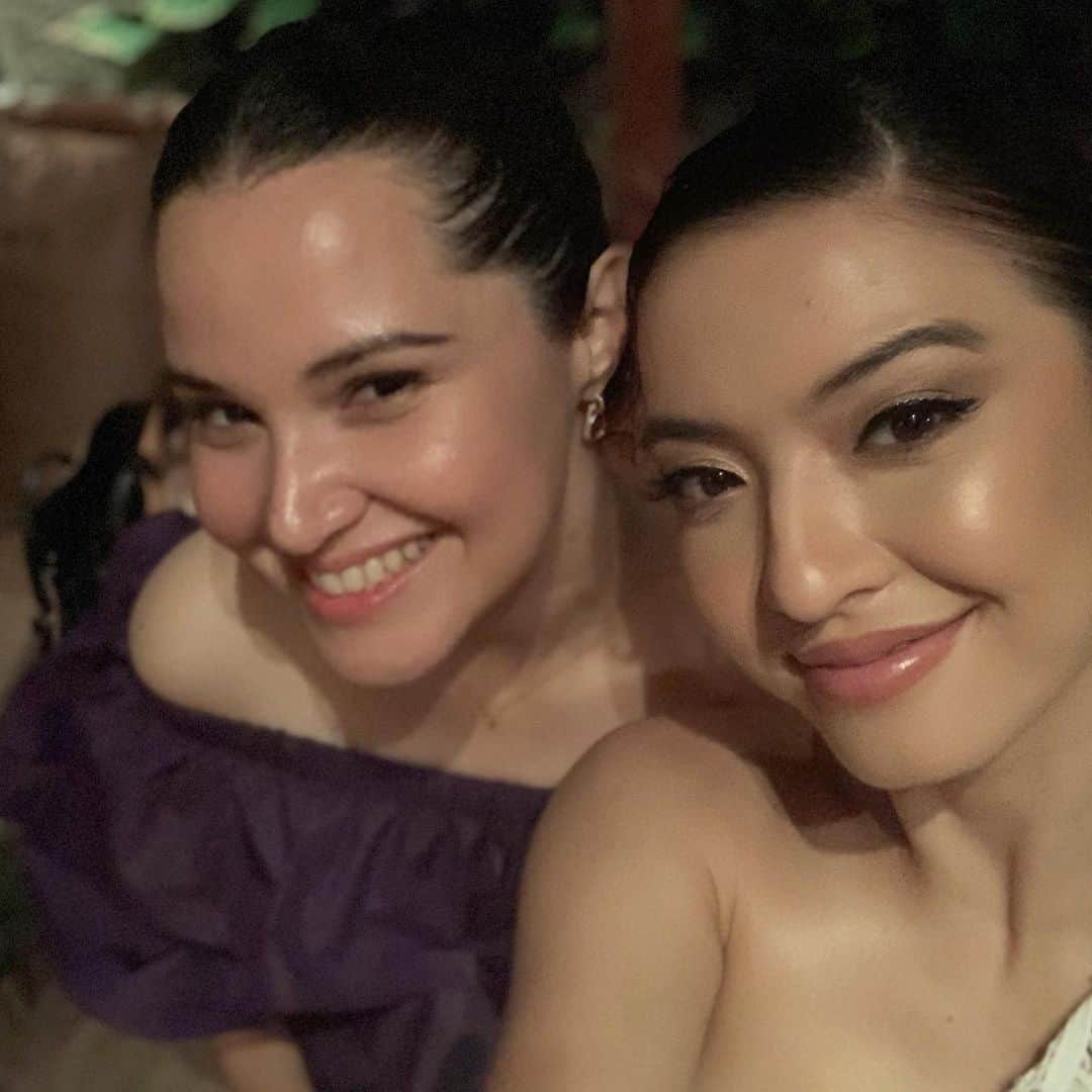 ラライン・シャーのインスタグラム：「One snap 2020 selfie with my sister and new roomie in LA LA @___gxela___ ✨ To manifesting dreams✨ #unfiltered」
