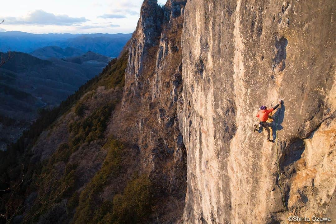 平山ユージさんのインスタグラム写真 - (平山ユージInstagram)「新春、初クライミング🎍 あきらめるな5.13aを4回のトライ後に完登🙌🏻🙌🏻　ラインの美しさ、クライミング内容、そして壁のロケーションと3拍子揃った最高傑作✨✨しかし、難しいわー、5.13cはありそうだぞー😅  My first climbing day of year 2020🌅 I spend 4 tries to send Akirameruna 5.13a... Line of beauty, Quality of climbing and location of the wall...all those aspects are very very good !!! But I guess Akirameruna will be much harder than 5.13a...I think it will be 5.13c😅  Photo @shintaozawa  @thenorthfacejp  @beal.official  @blackdiamond  @climbskinspain  @climbparkbasecamp  @basecamponlineshop  #mtfutago #futagoyama #二子山  #小鹿野クライミング委員会 #小鹿野町　#oganoic #あきらめるな」1月3日 23時15分 - yuji_hirayama_stonerider