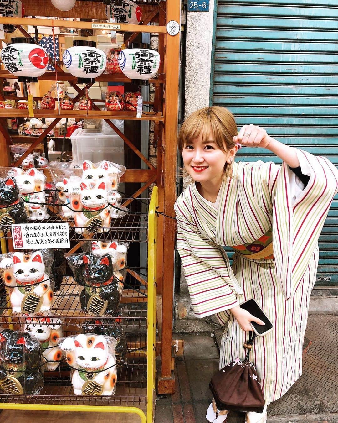 サーヤのインスタグラム：「左手は人、お客を招く」