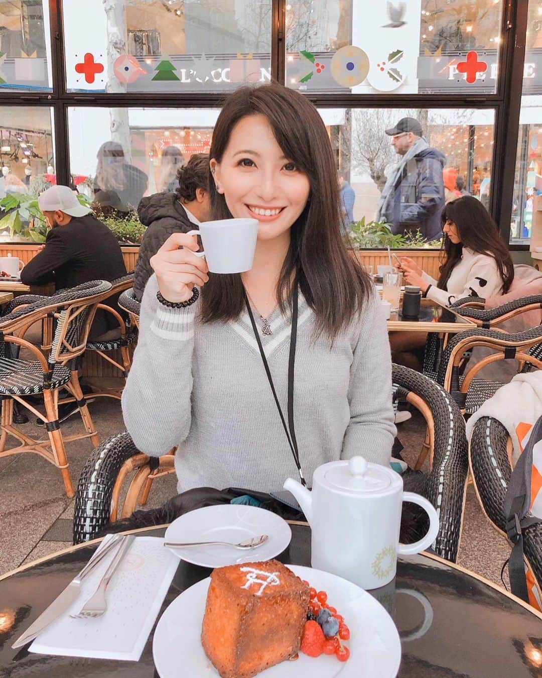 矢部あやのインスタグラム：「ピエールエルメとロクシタンのコラボカフェ。 フレンチトースト頼んだら、今まで見たことない形で出てきた！ 外はカリカリ、中はふわふわで美味しかった♡ ・ #loccitanexpierreherme #pariscafe #paris #ピエールエルメ #ロクシタン #フランス旅行」