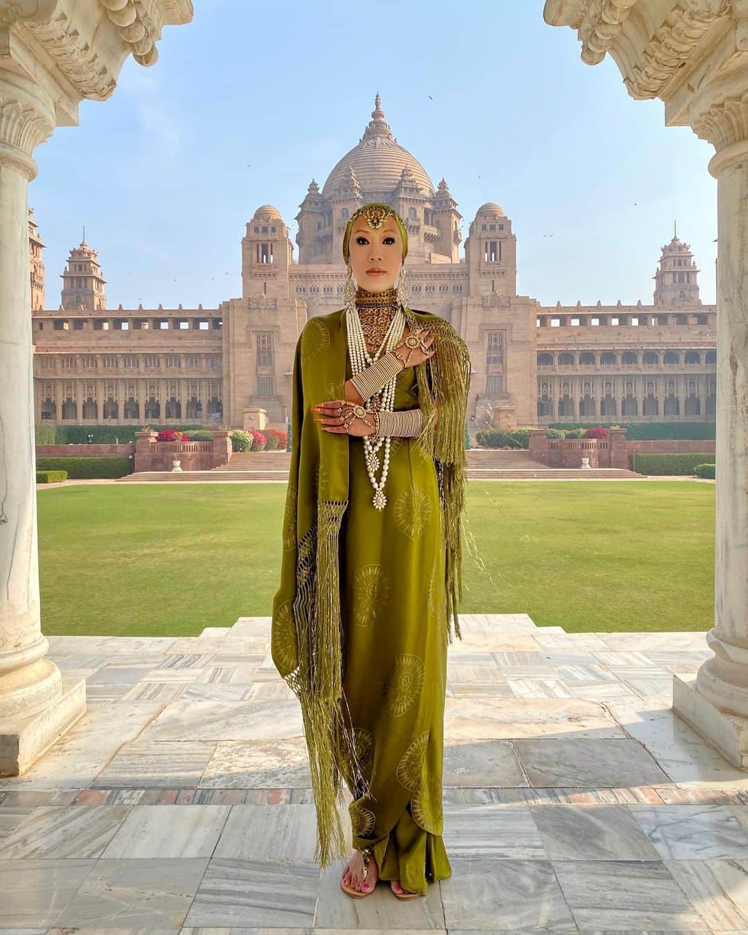 Lynn Banのインスタグラム：「There are certain places in the world that, once visited, capture your heart. India is one of those places. #lynnban 💚🙏🏼🇮🇳」