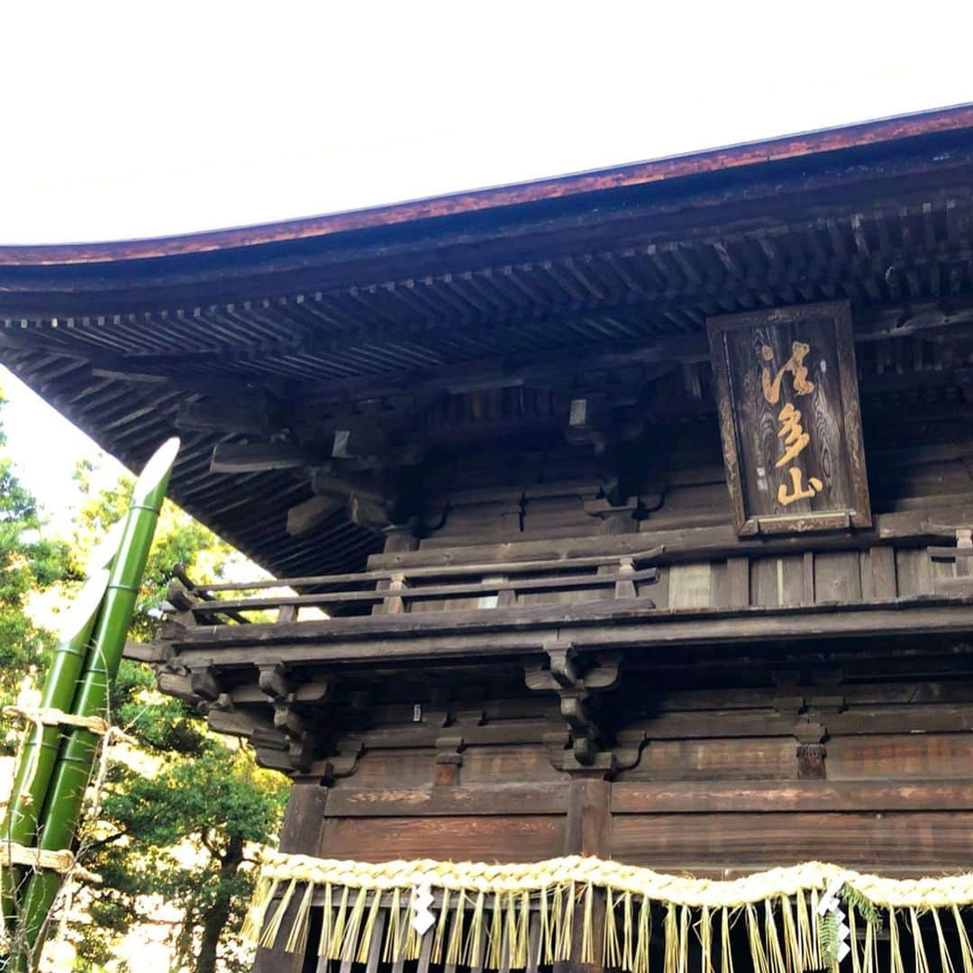 鈴木絢子さんのインスタグラム写真 - (鈴木絢子Instagram)「・ ・ 芦屋神社からの、地元浜松に帰省して#法多山 へ⛩✨ ・ #名物 #厄除け団子 🍡はもとより、#国指定重要文化財 の#仁王門 、#市指定文化財 の#黒門 など歴史を感じる見所ポイントもたくさん✨ ・ おみくじは#凶 が3割というスパルタな法多山ですが、、😅 ・ 地元の平和と発展と、両親と犬の健康長寿を祈願して🙏 今年も参拝できて良かったです😊 ・ ・ ・ #参拝 #初詣 #パワースポット #法多山尊永寺参道 #創業150年🍡 #光 #夕焼け #木漏れ日 #浜松初詣 #静岡県民 #ミニチュアダックス #ダックス親子 #親子犬 #犬連れ #犬連れ参拝 #寺巡り #⛩ #🐶🐶」1月3日 23時21分 - ayako_suzuki810