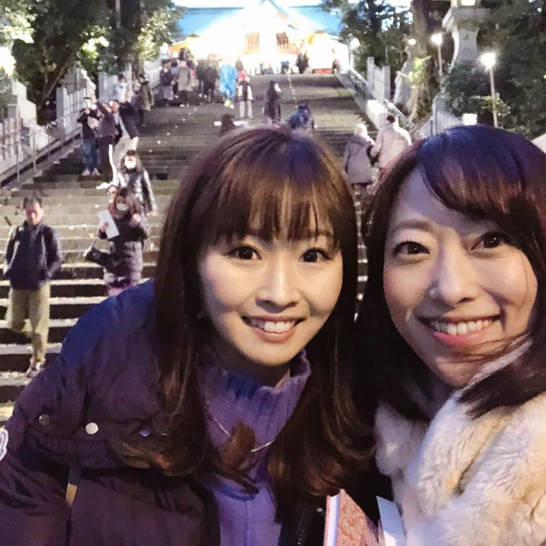 落合由佳さんのインスタグラム写真 - (落合由佳Instagram)「. 初詣は、アナウンサー同期の楪と行きました⛩💕 @nozomi_yuzuriha_official  彼女とは、知り合い期間は10年以上。最近は月一くらいで会ってるんですが、この日、より絆が深まった感じ☺️ 日中に行ったのに気づけば日も暮れていて…早速、外食したの巻！w 境内ではお友達夫婦にばったり会いまして🥰幸先の良い2020年です✌️ . . #2020年 #新年 #さんがにち #終わっちゃう  #もう仕事はじめ #しましたが  #もう少し #ゆっくりしたい🥺」1月3日 23時21分 - yuka.ocha